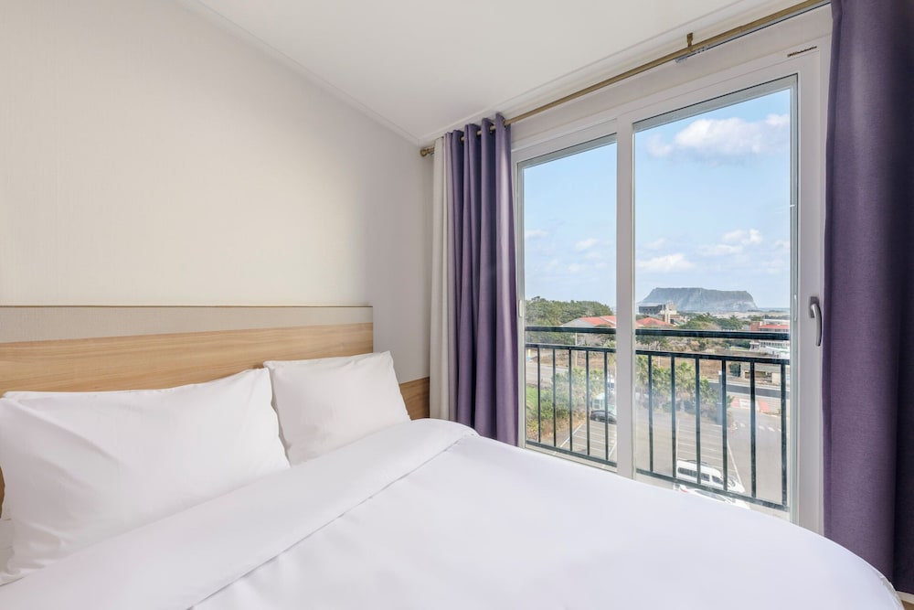 DELUXE, 2 DOUBLE BEDS, SUNRISE VIEW