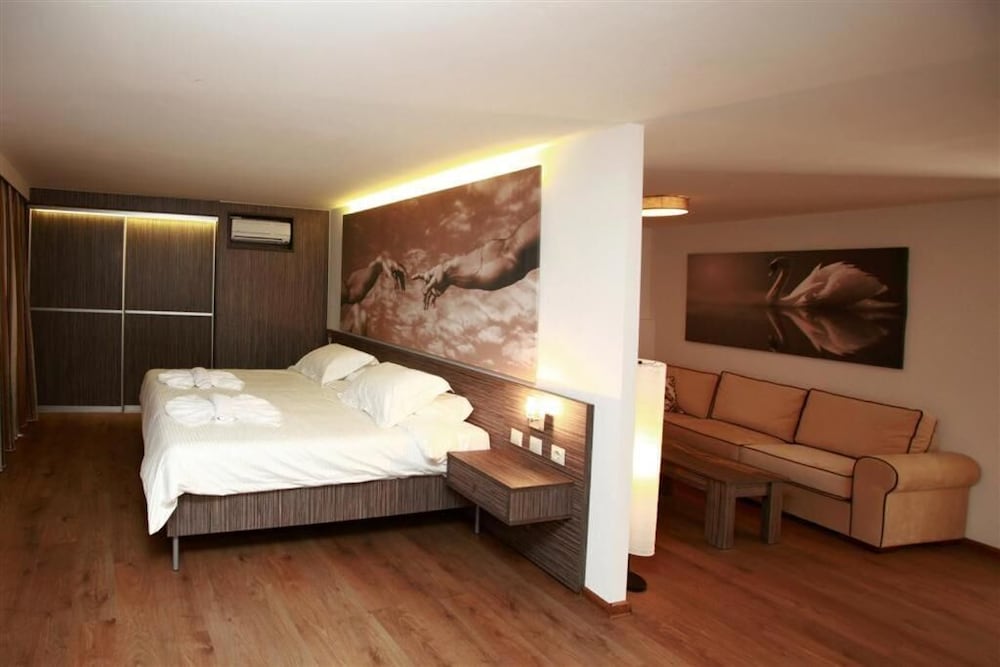 Katrin Suites - Adults Only 12/50