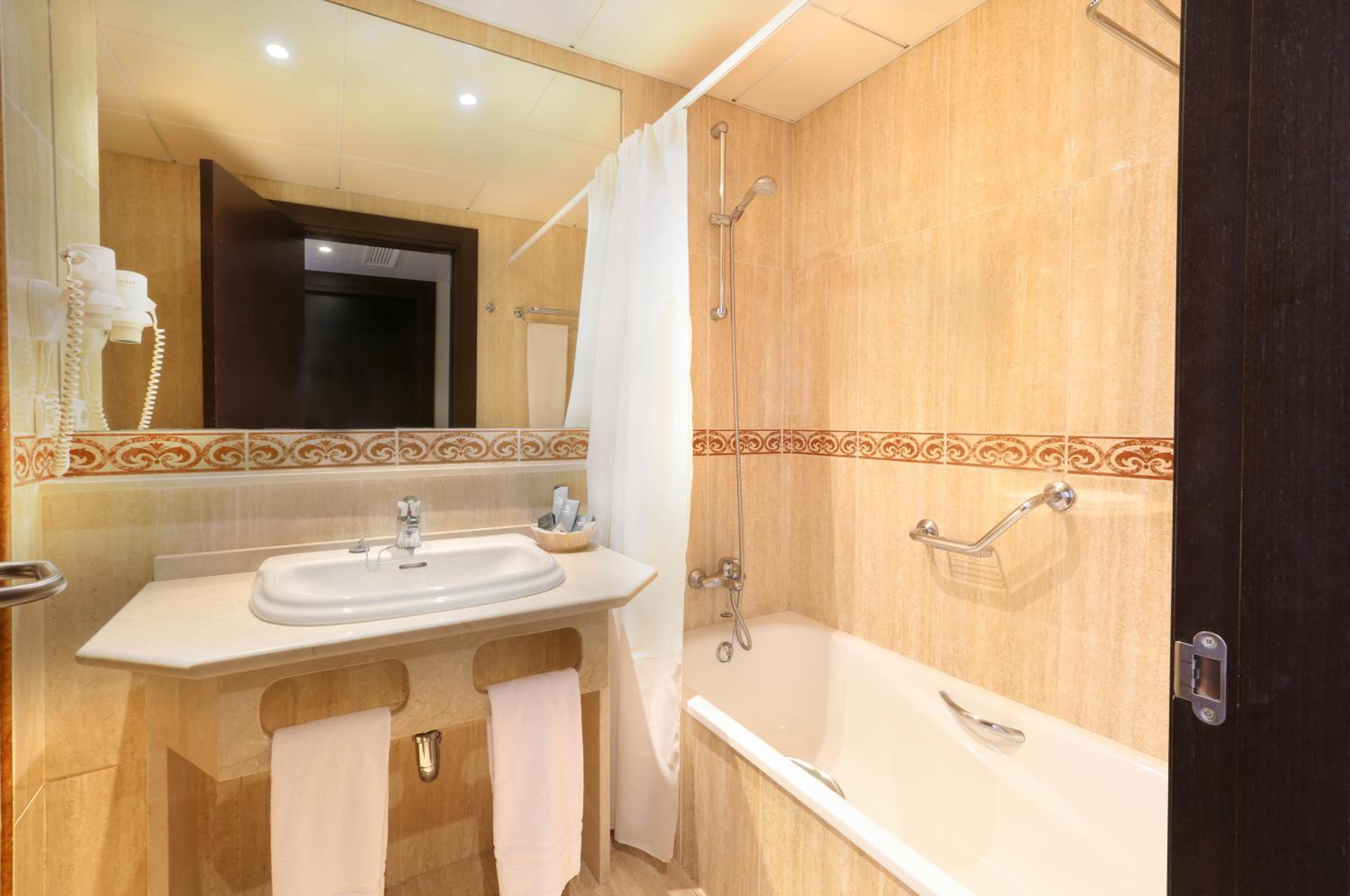 غرفة ثلاثية، Leonardo Hotel Torremolinos Costa del Sol 4/4
