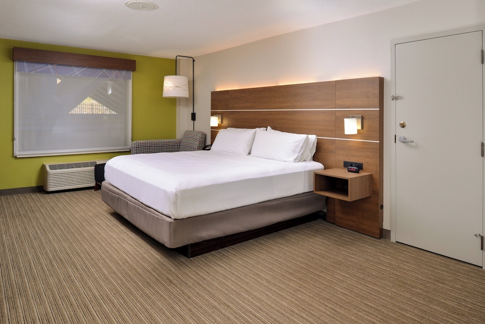 Holiday Inn Express Blowing Rock South 16/50