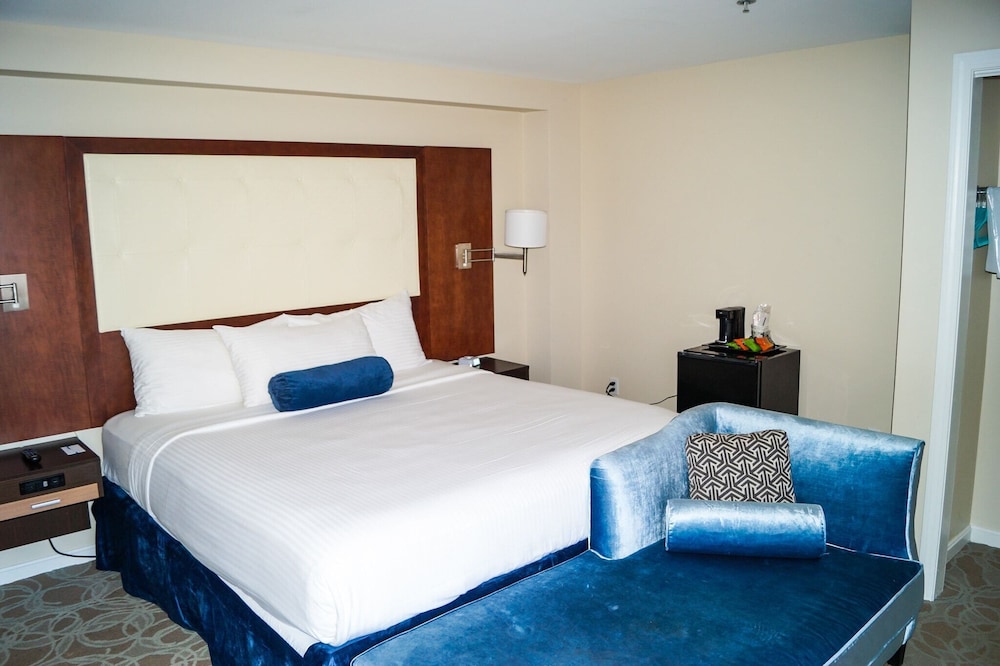 Aqua Blue Hotel & Conference Center 28/61