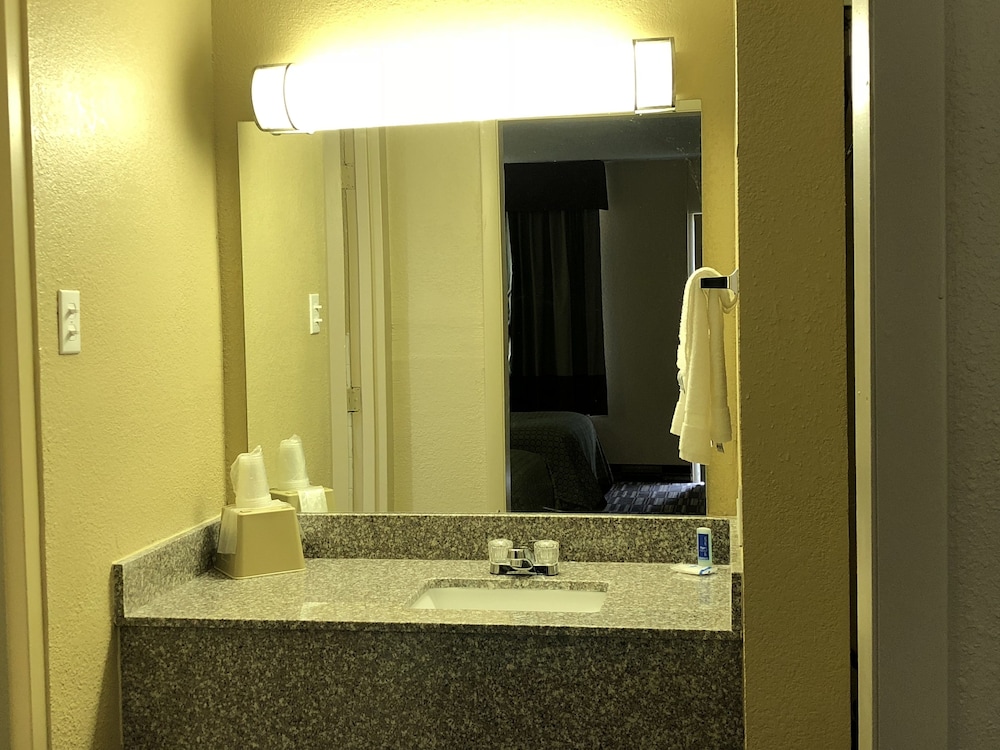 Travel Inn Bristol Near State Street (ex Rodeway Inn) 8/24