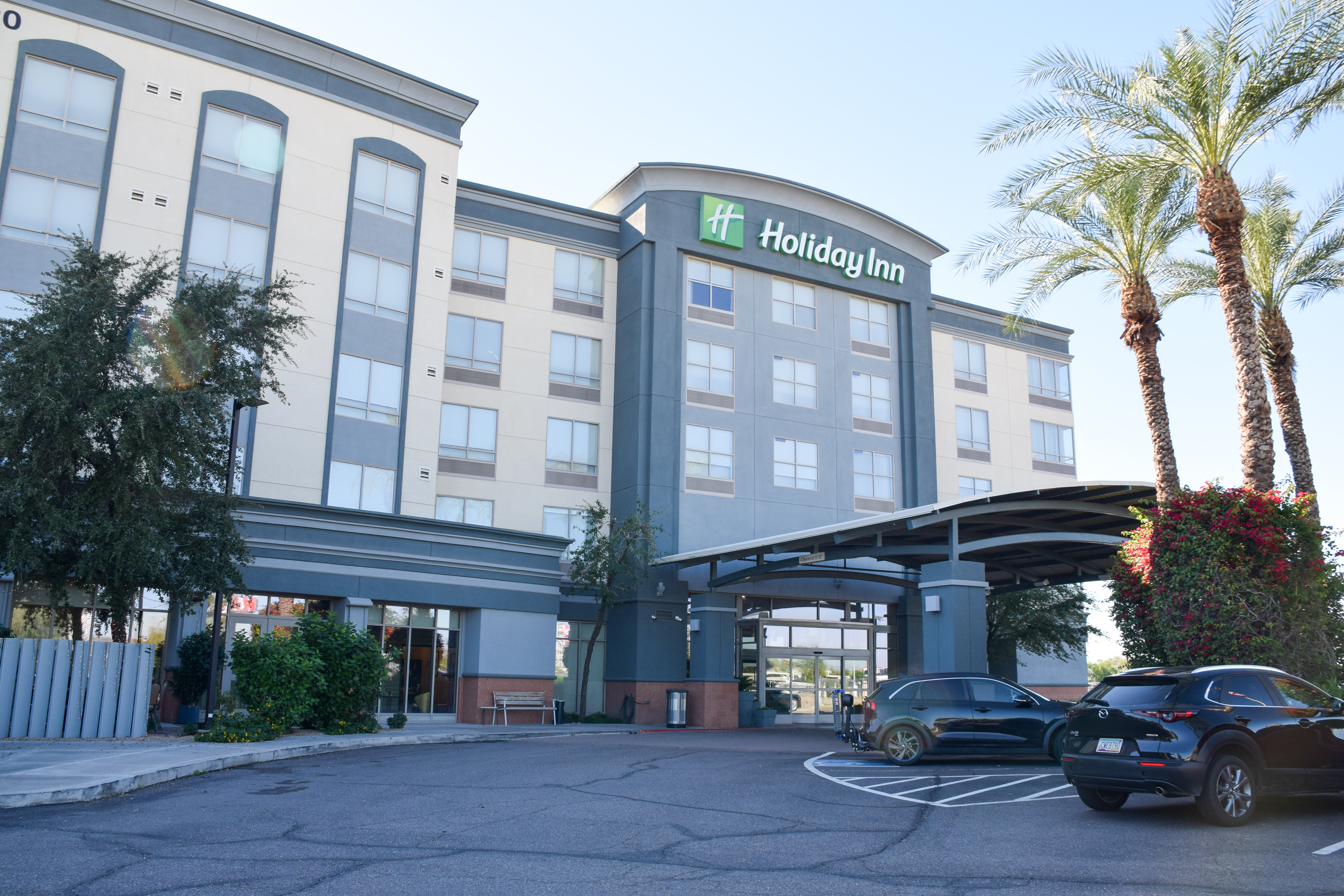 Holiday Inn & Suites Phoenix Airport 71/79