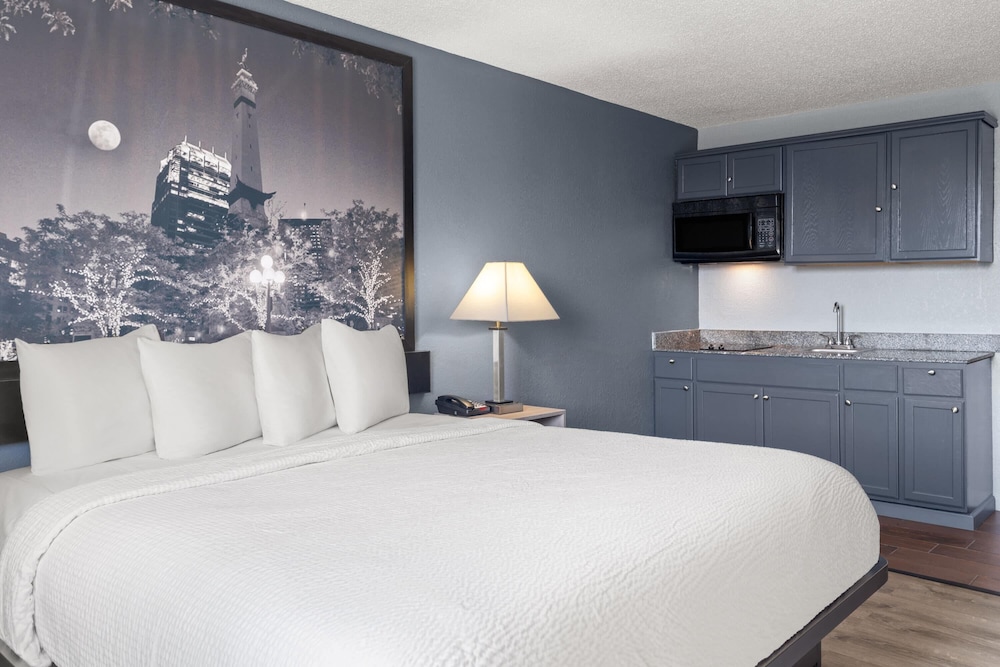 Super 8 by Wyndham Fort Wayne 24/58