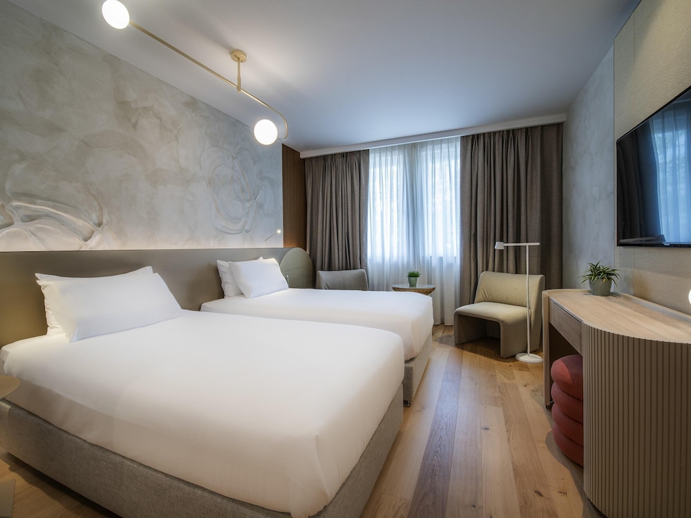 DELUXE, TWIN BEDS