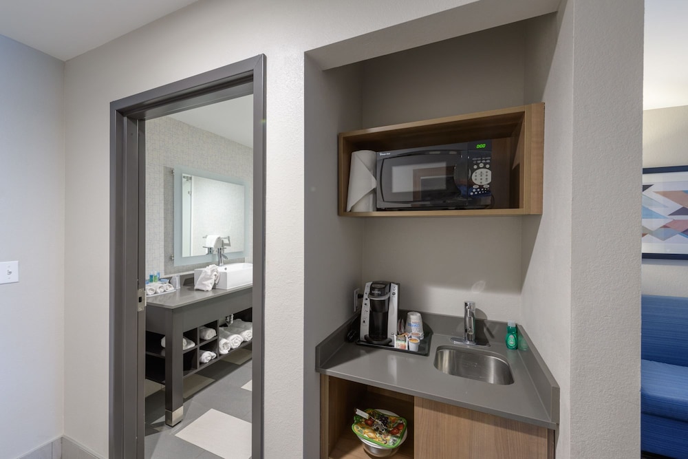 Holiday Inn Express Suites Jamestown 17/40
