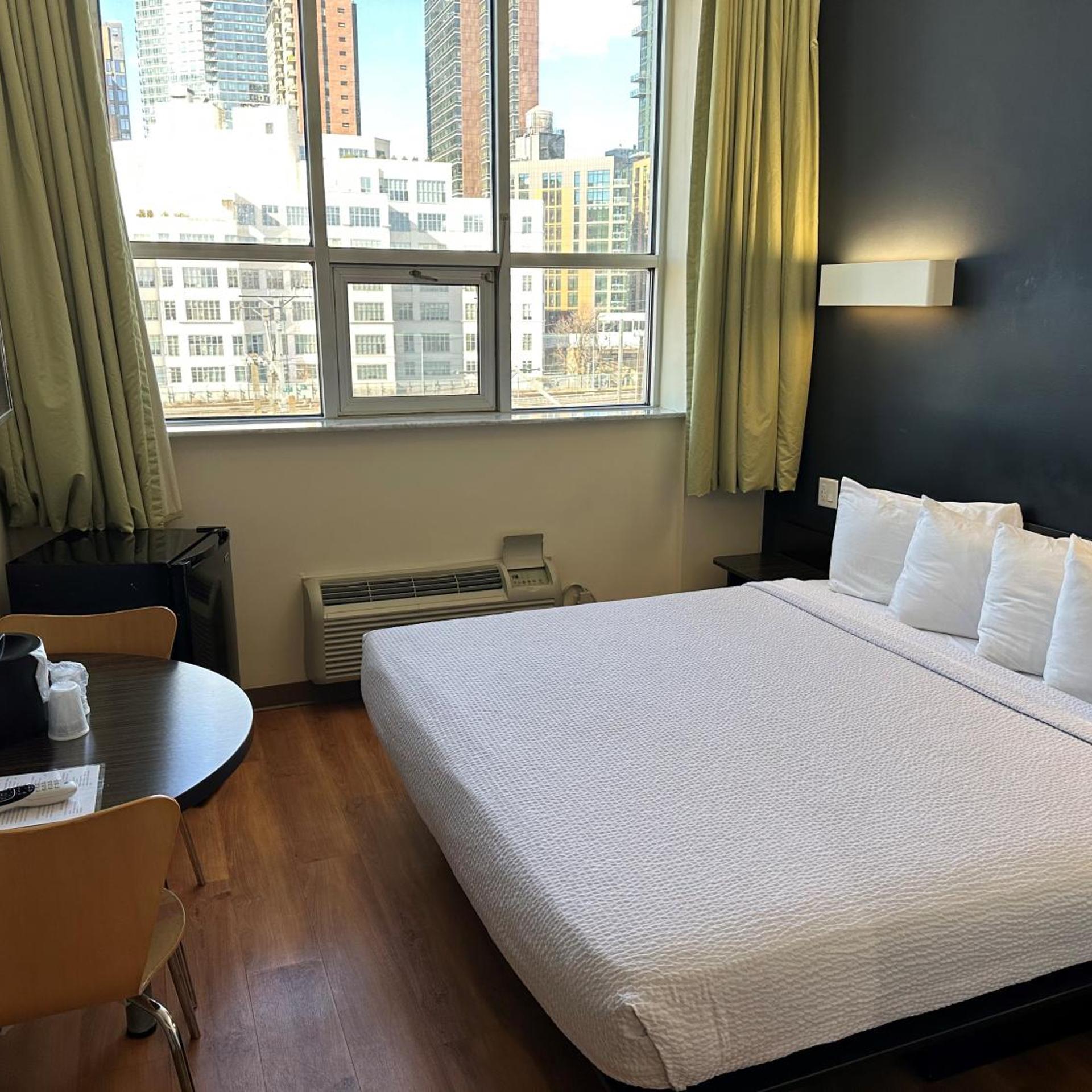 ROOM, KING BED
