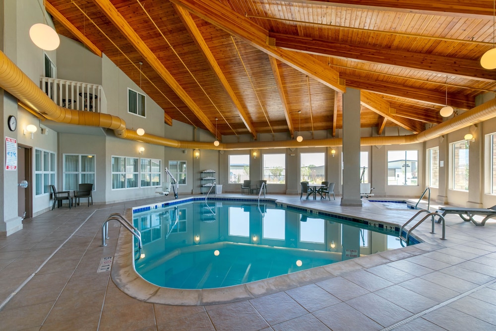 Comfort Inn & Suites Near University Of Wyoming 1/40