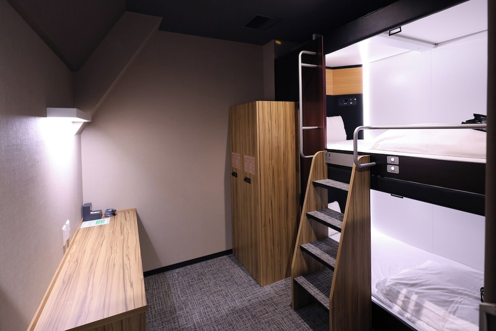 Global Cabin Yokohamachukagai 11/69
