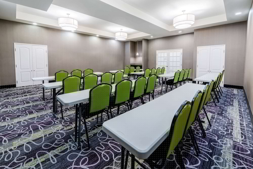 La Quinta Inn & Suites by Wyndham DFW Airport West - Bedford 37/41
