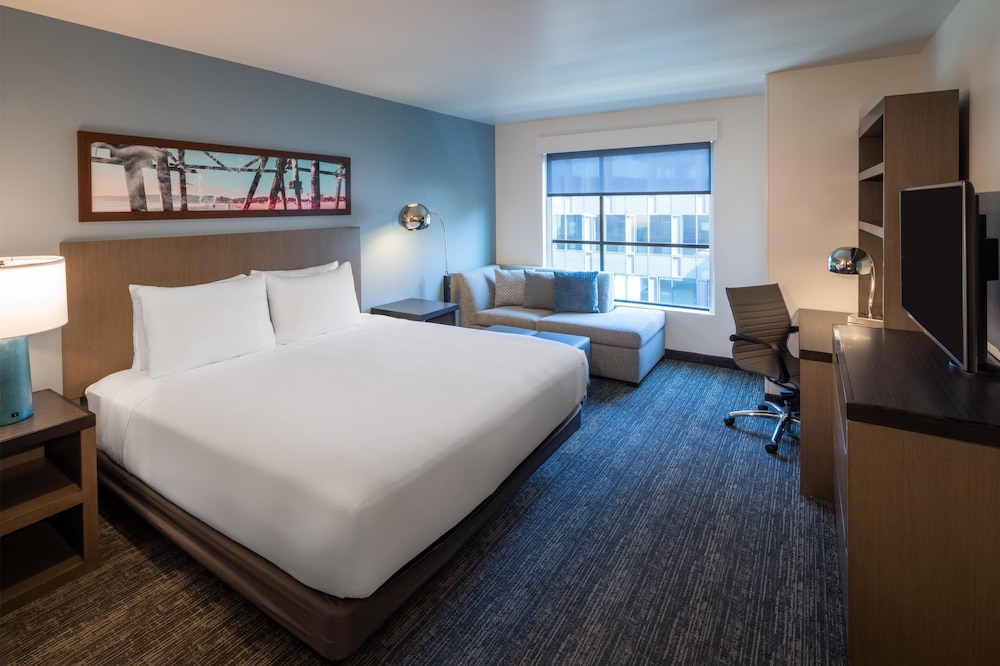 ROOM, KING BED
