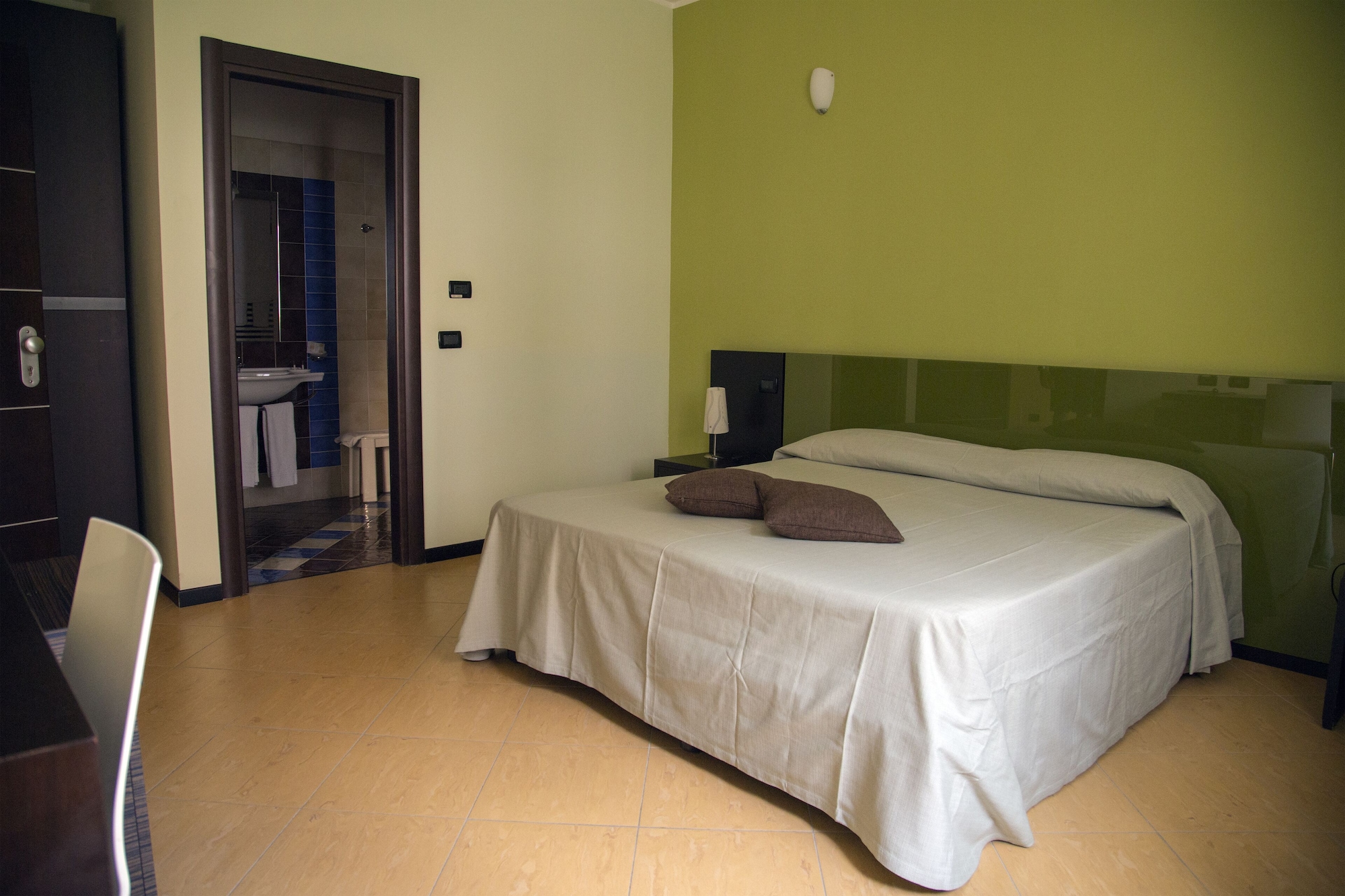ROOM, DOUBLE BED