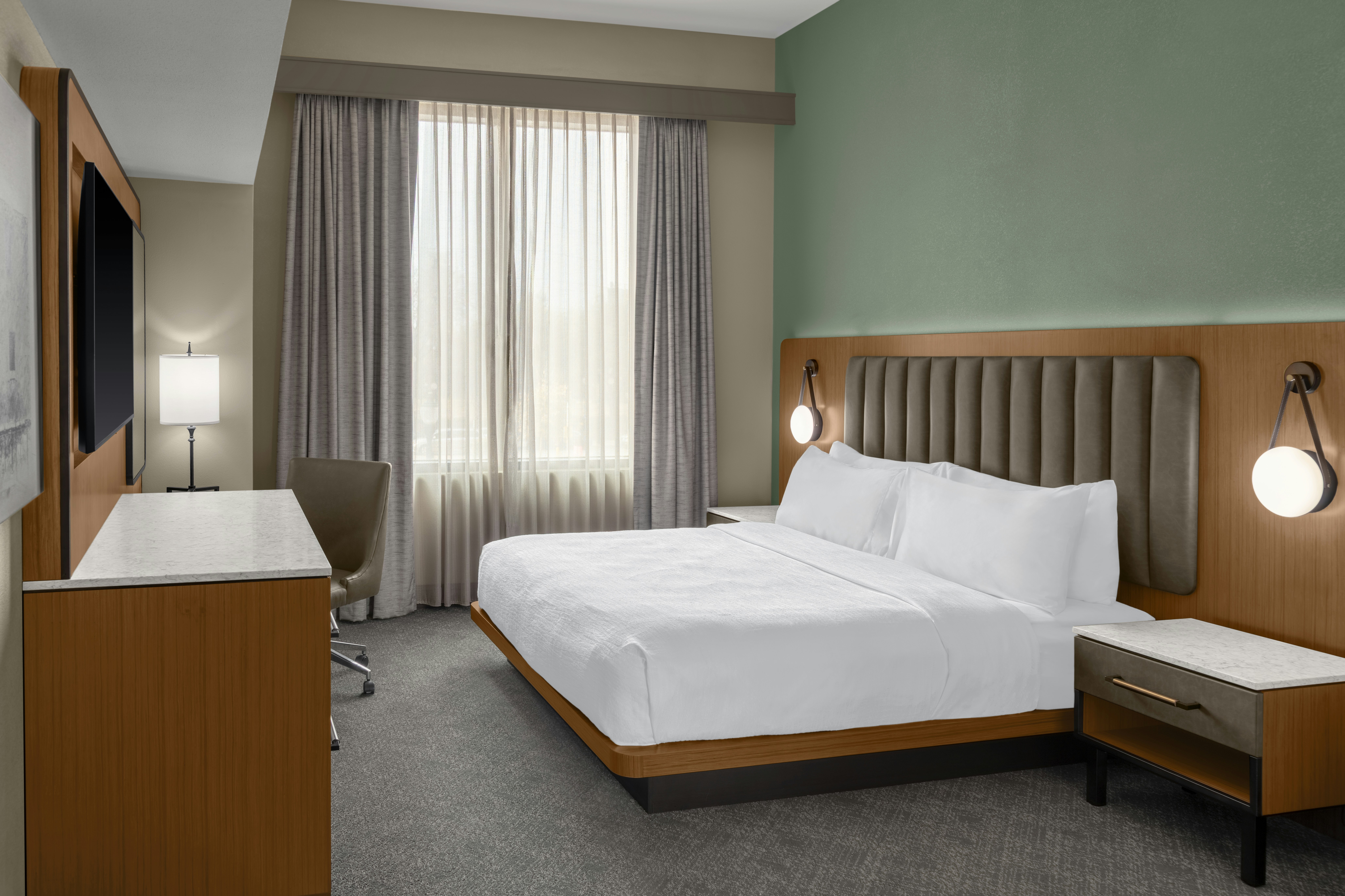 SUITE, KING BED, ACCESSIBLE