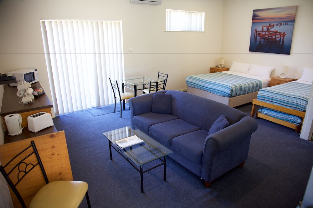 GUICHEN BAY MOTEL 38/54