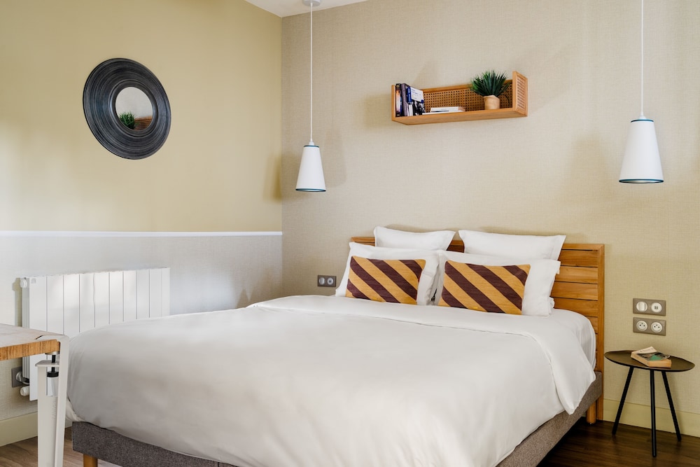 COMFY, SUPERIOR, APARTMENT, COURTYARD VIEW