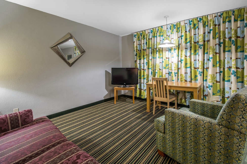 Rodeway Inn & Suites Winter Haven Chain of Lakes 26/35