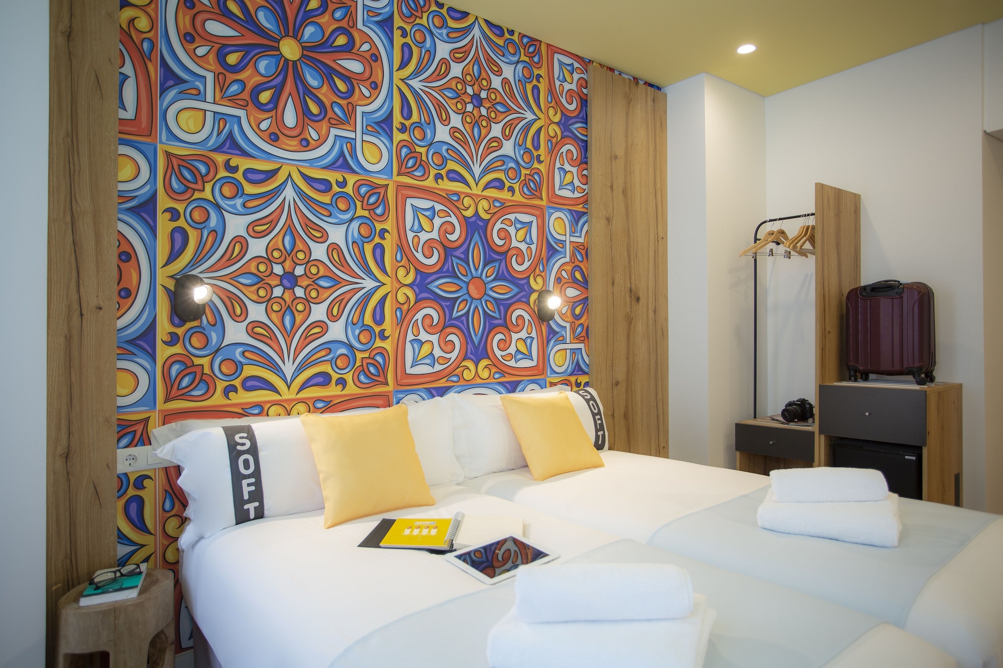 ROOM, TWIN BEDS