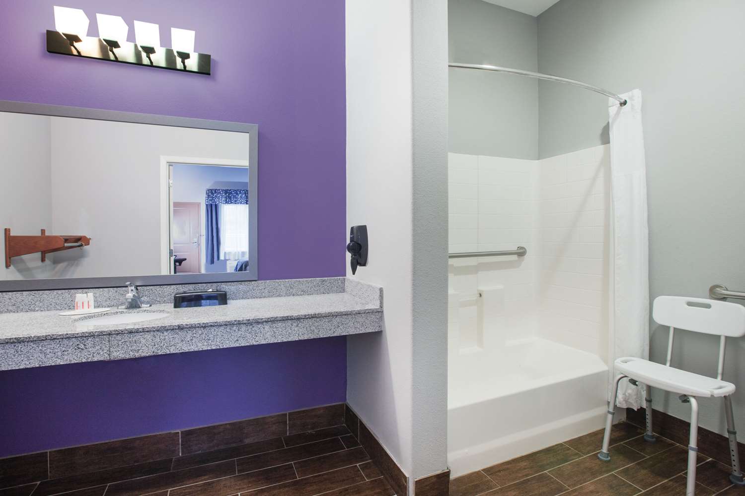 Super 8 by Wyndham Carthage TX 24/24
