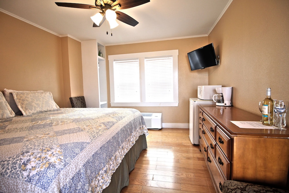 Peach Tree Inn & Suites 26/67