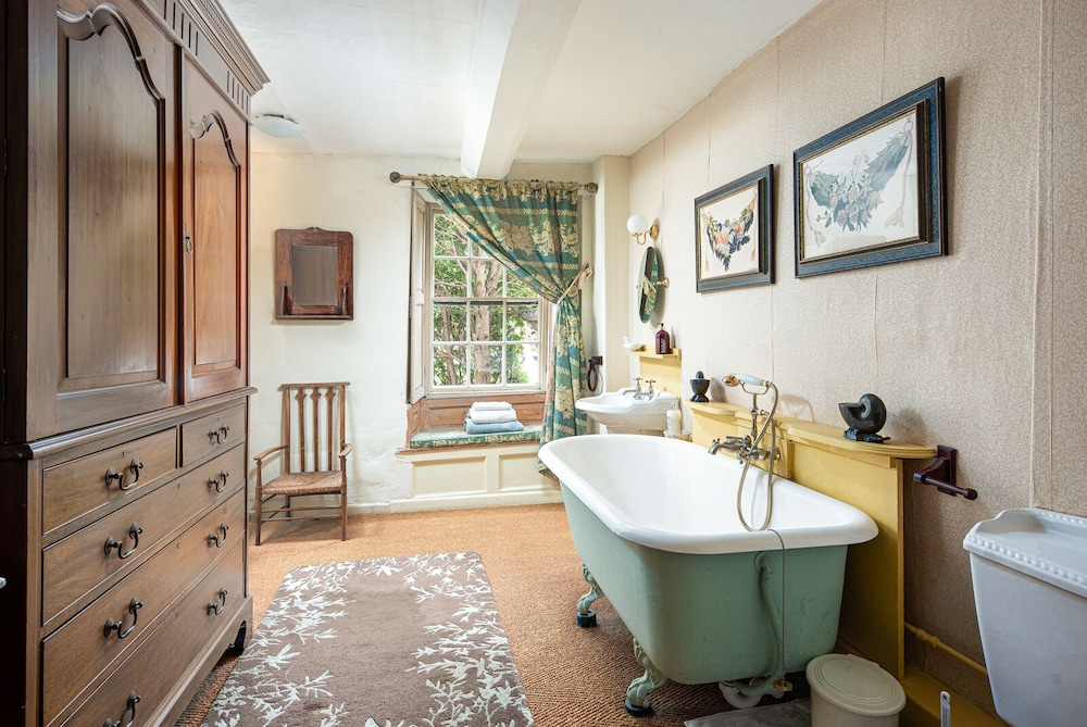 Compton House - Guest House 25/25