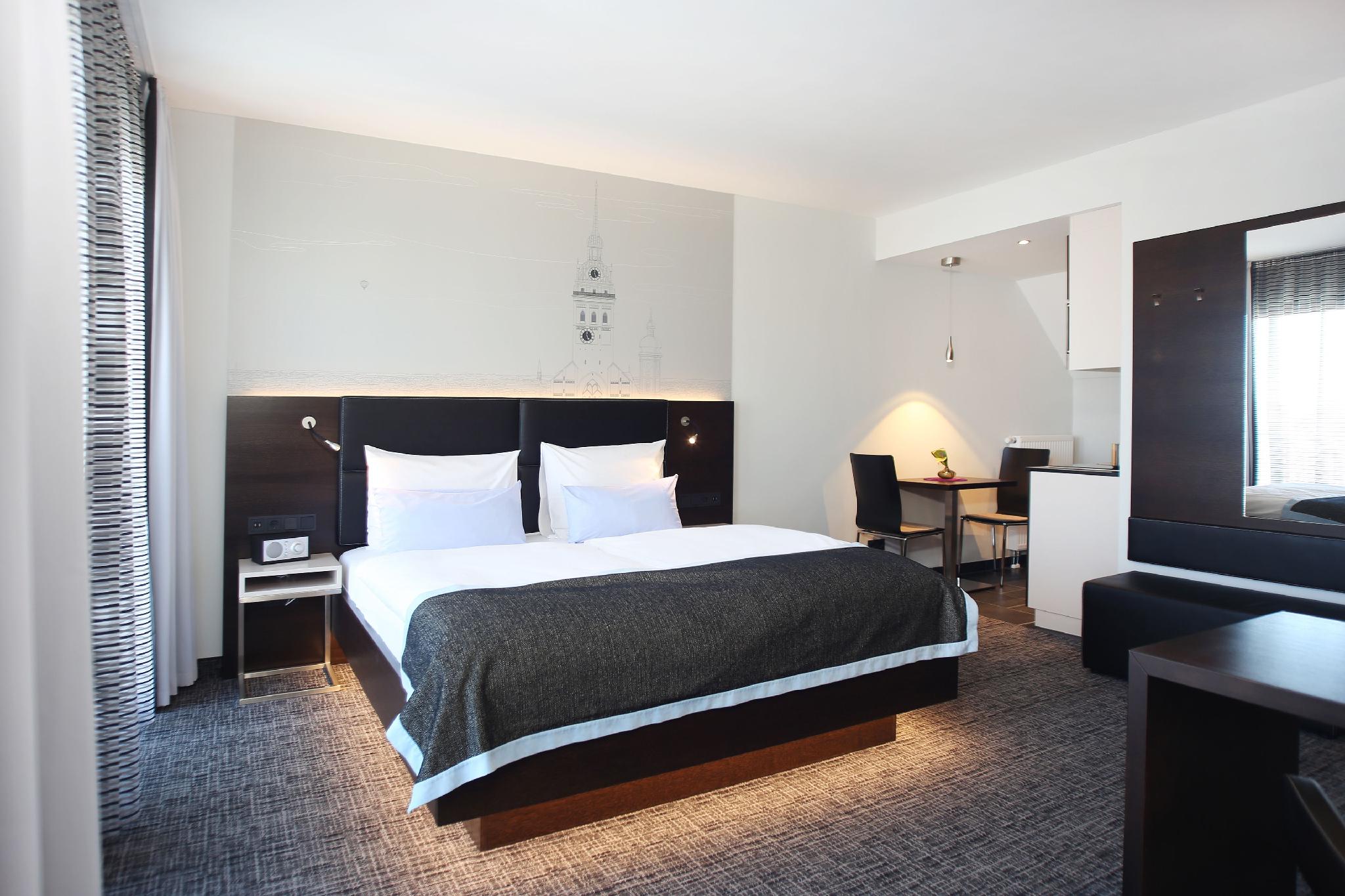 STUDIO, QUEEN BED, CITY VIEW, BALCONY