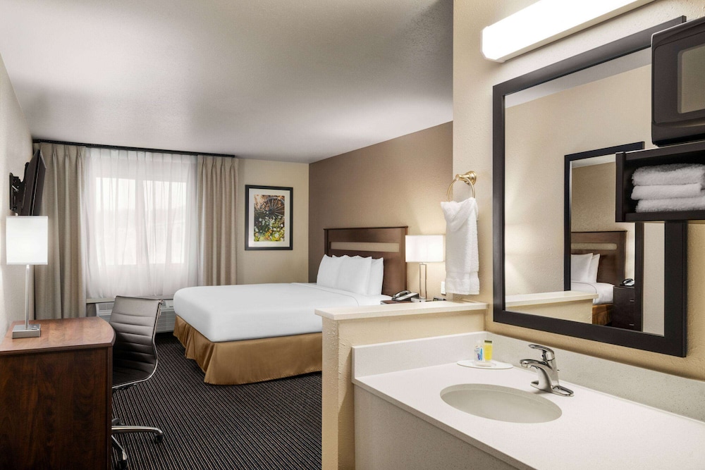 غرفة بسرير كينج، Travelodge by Wyndham Dexter 4/4