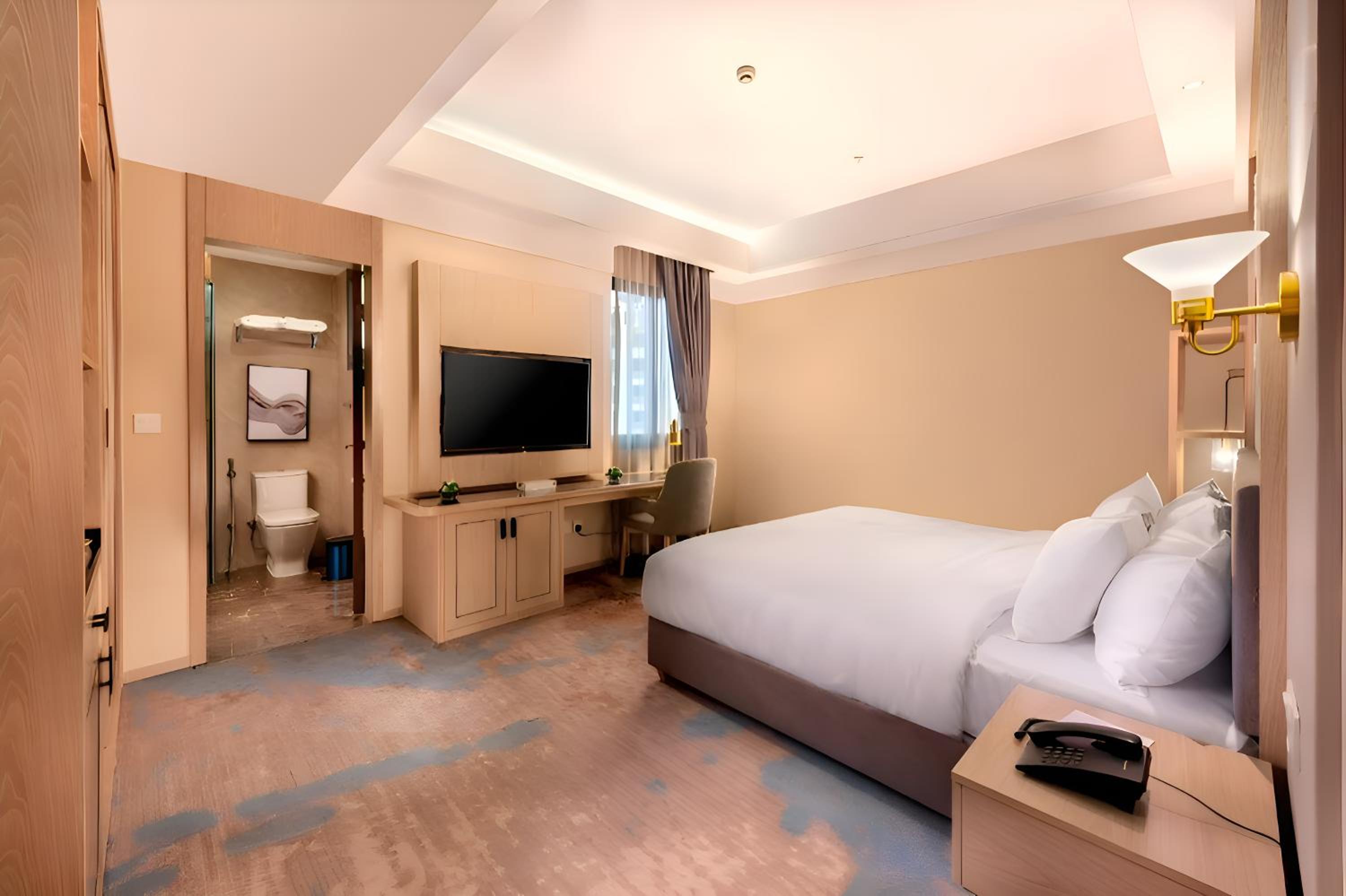 غرفة قياسية بسرير كوين