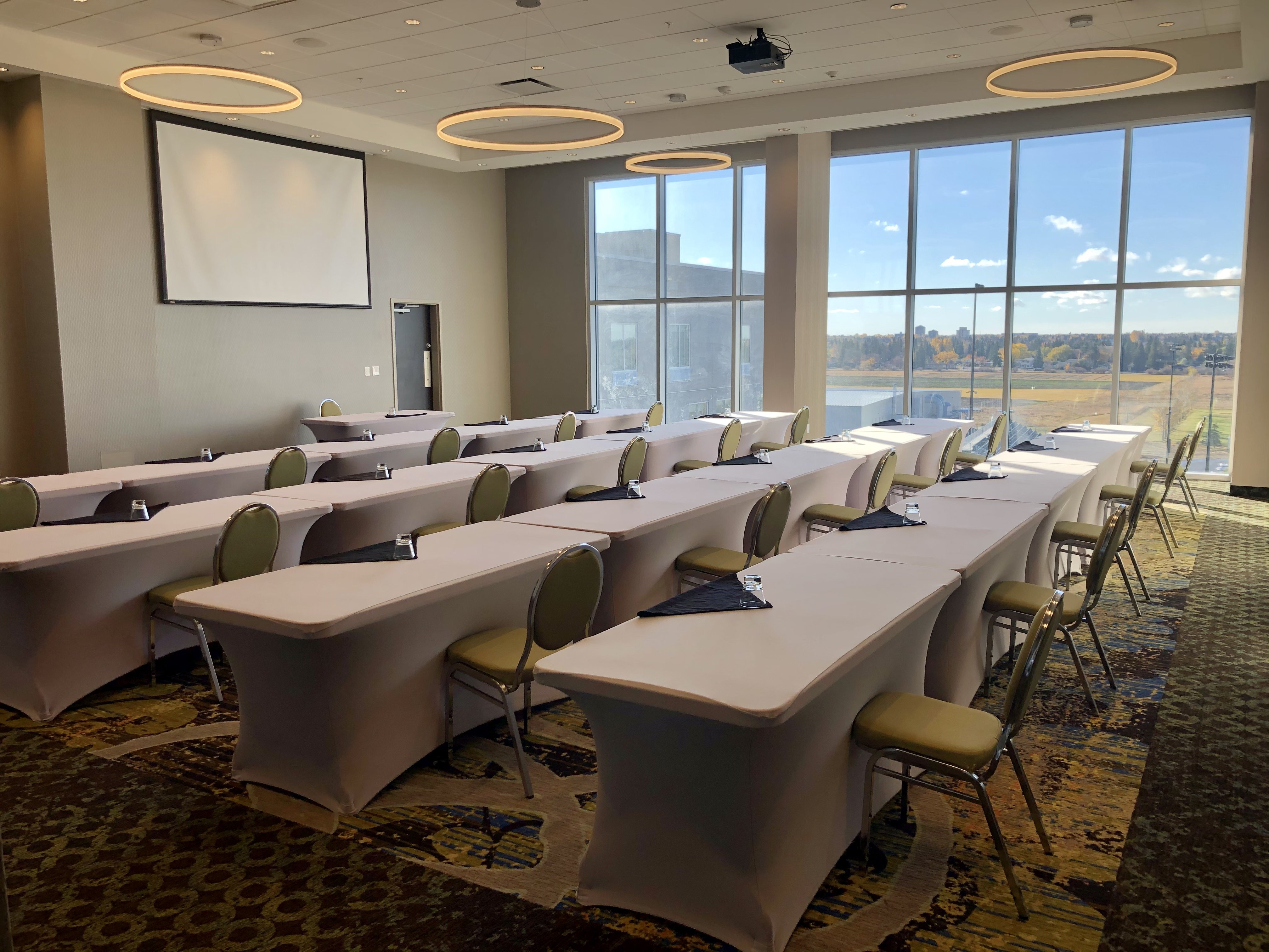 Holiday Inn Express Suites Saskatoon East University 64/78