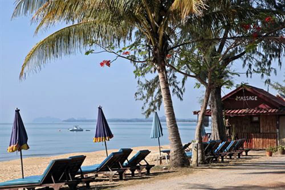 Coral Hotel Bangsaphan 54/62