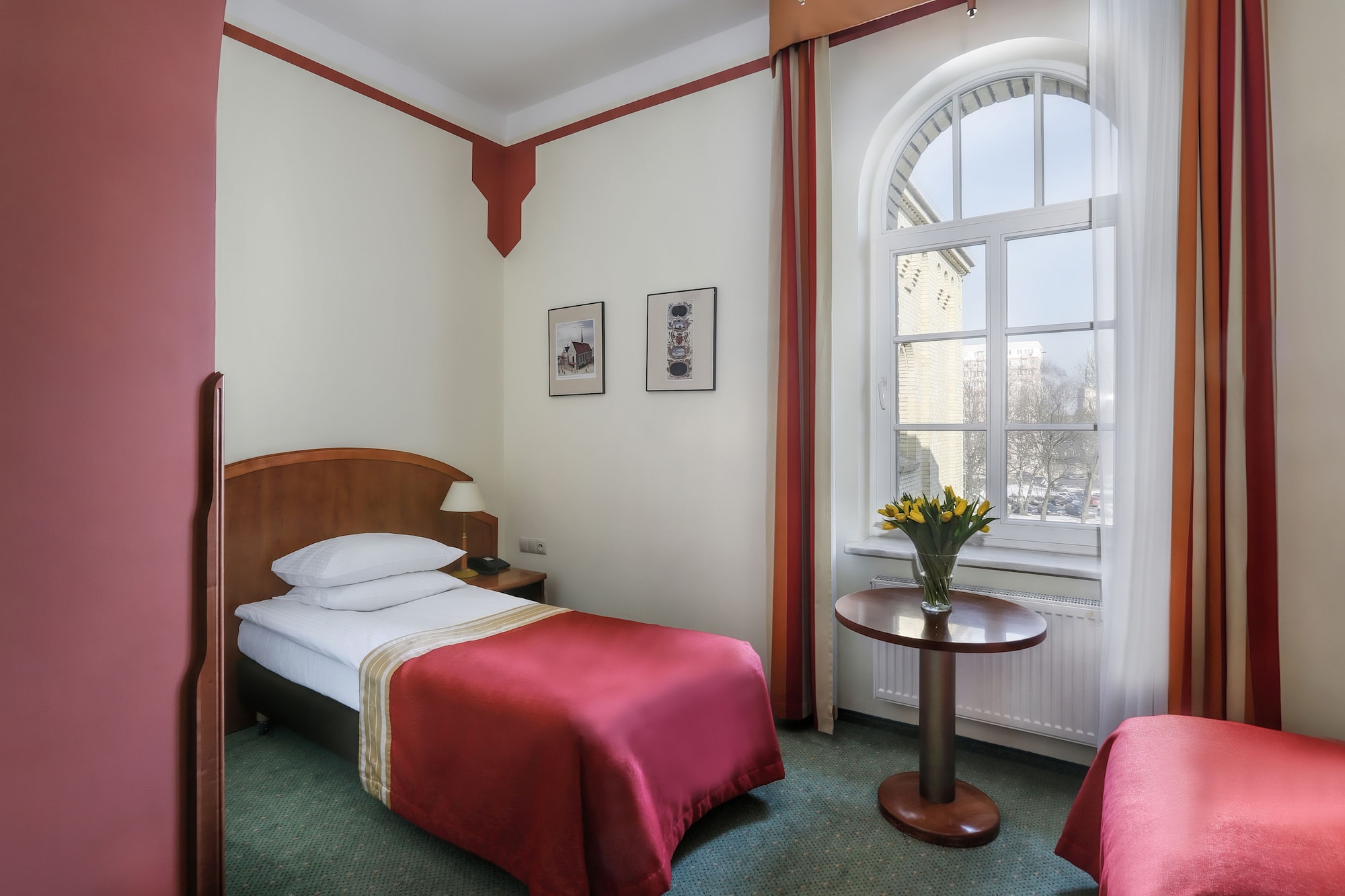 DELUXE, TWIN BEDS