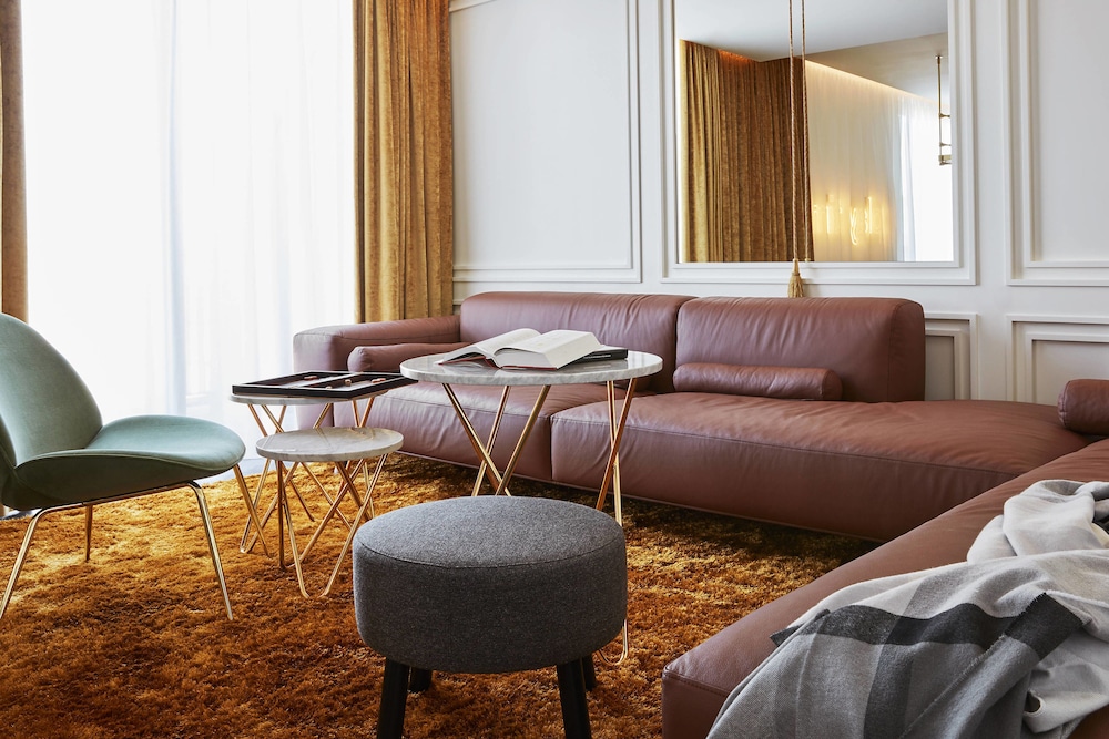 Roomers Munich, Autograph Collection 29/56