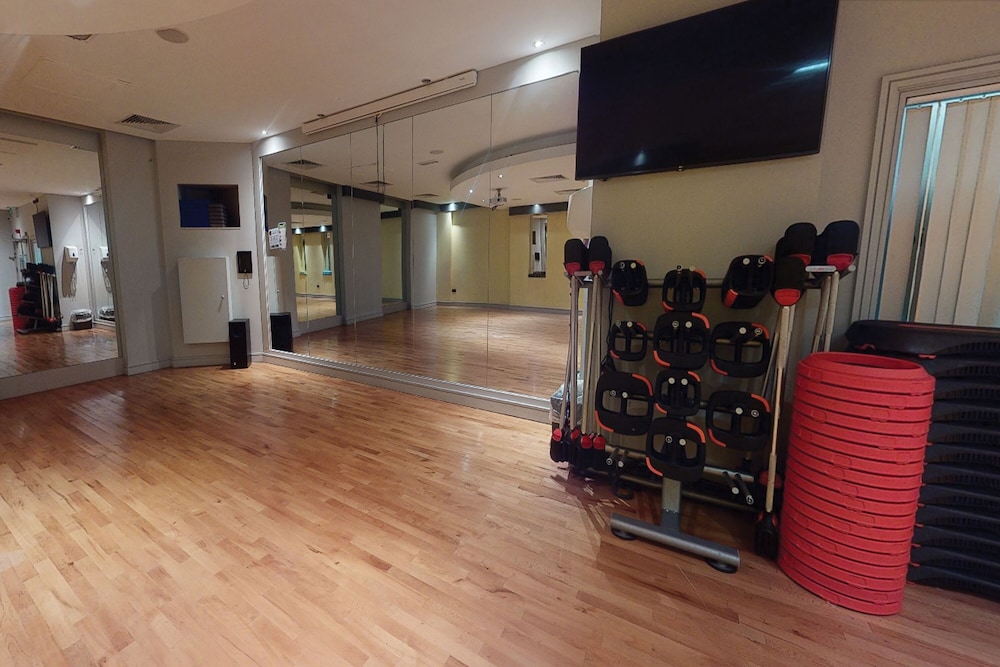 VILLAGE BIRMINGHAM WALSALL - HOTEL & LEISURE CLUB 28/58