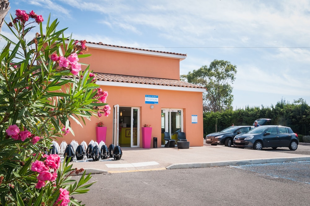 Residence Vacanceole Les Demeures Torrellanes in LATOUR-BAS-ELNE