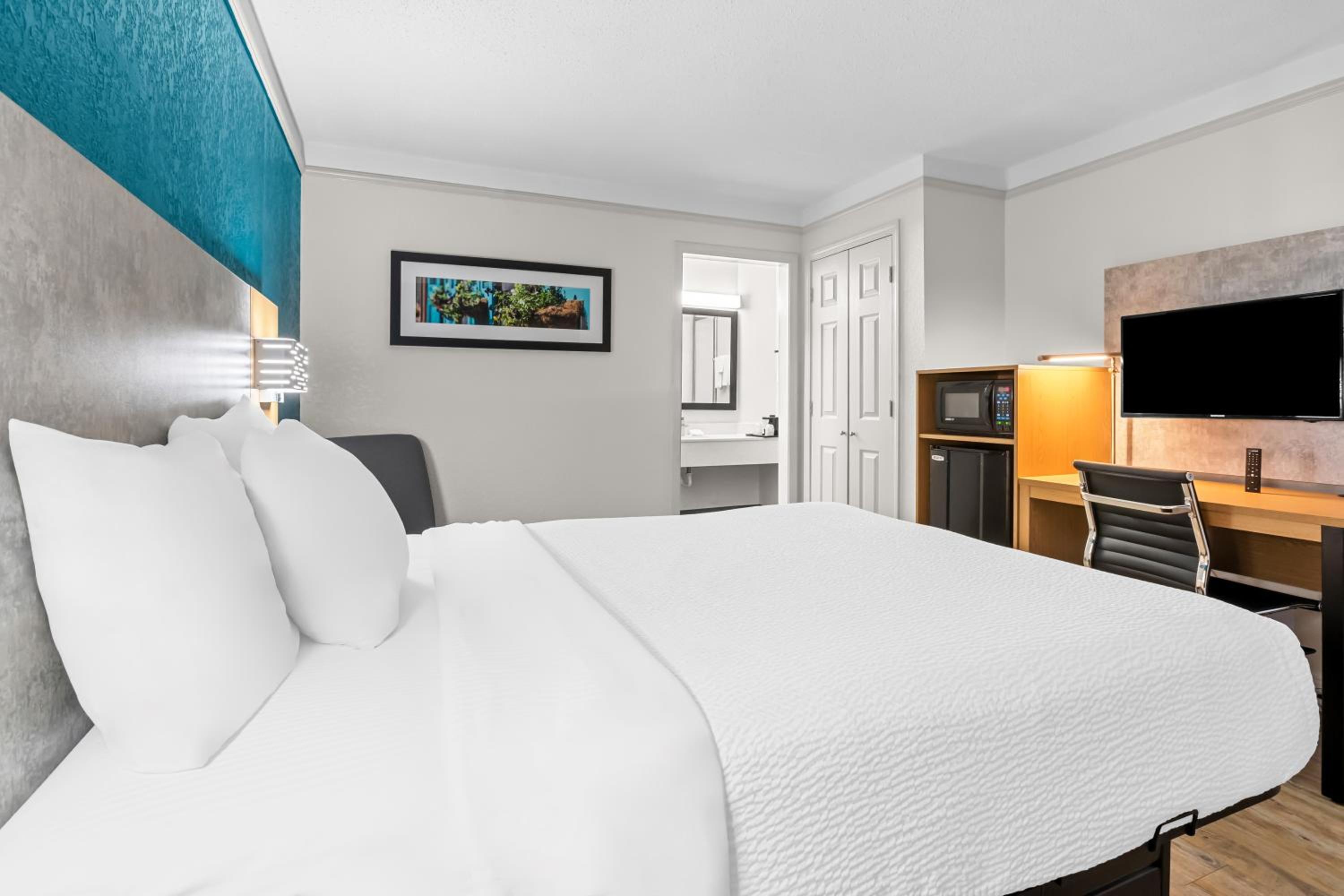 غرفة بسرير كوين بإطلالة على المسبح، Quality Inn Slidell I-10 2/6