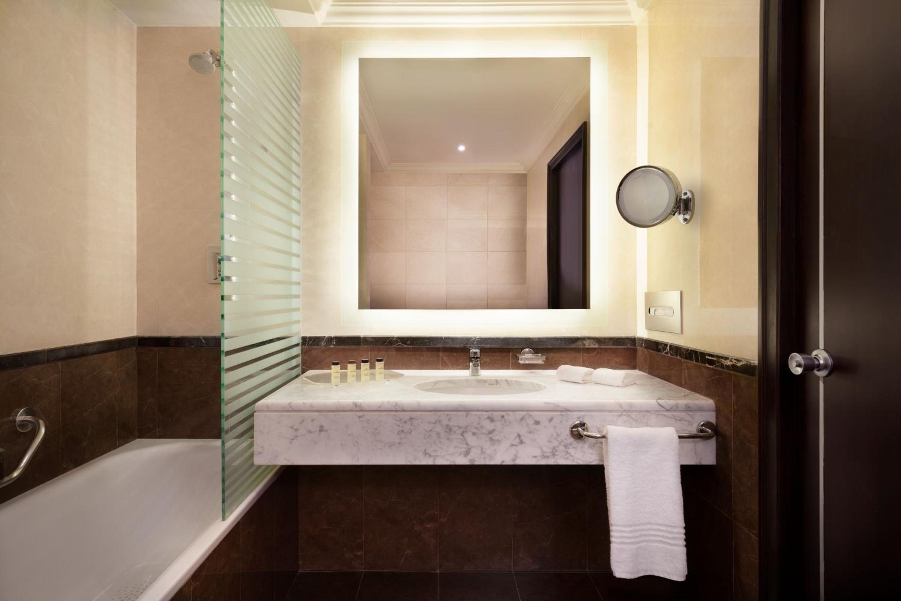 غرفة تنفيذية بسرير كوين مع دخول صالة النادي، فندق وأبراج شيراتون الرياض(Sheraton Riyadh Hotel And Towers) 4/5