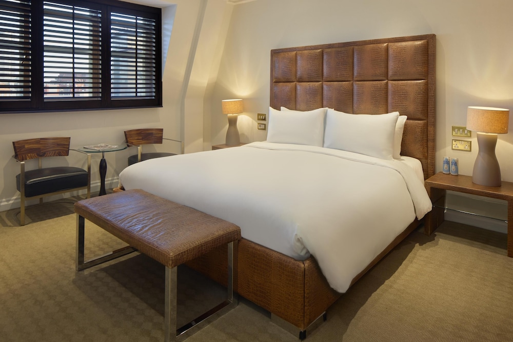 1 BEDROOM, SUITE, SQUARE VIEW