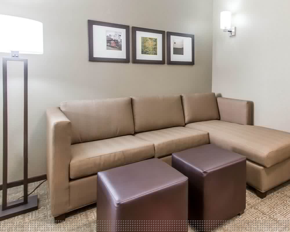 Comfort Suites West Omaha, NE 27/50