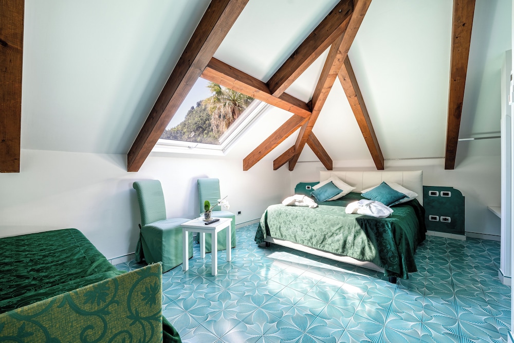 Room, Queen and Twin Beds, Sea View, Exterior Entrance, Attic