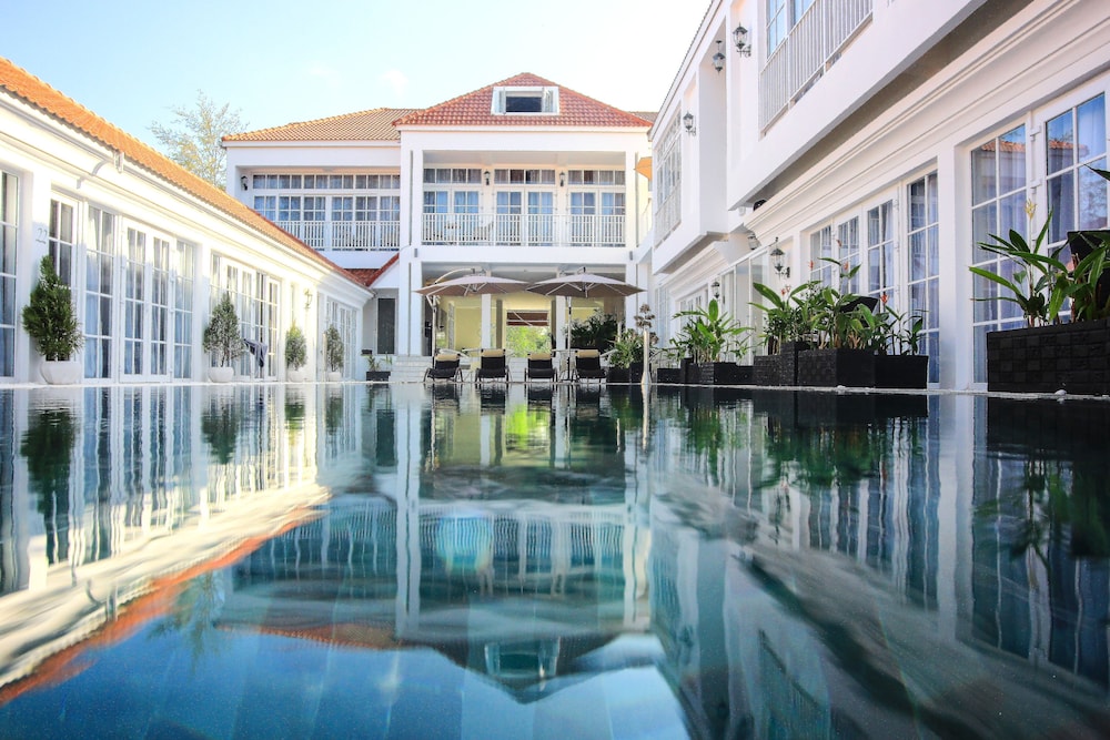 White Boutique Hotel and Residences 2/72