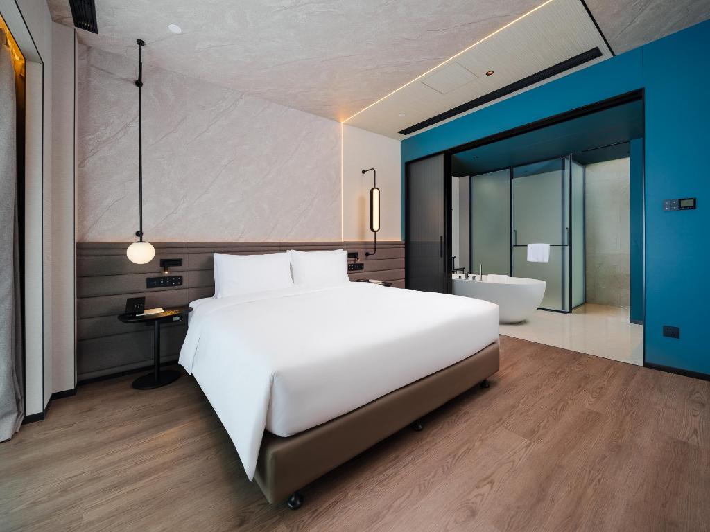 1 BEDROOM, EXECUTIVE, SUITE, KING BED