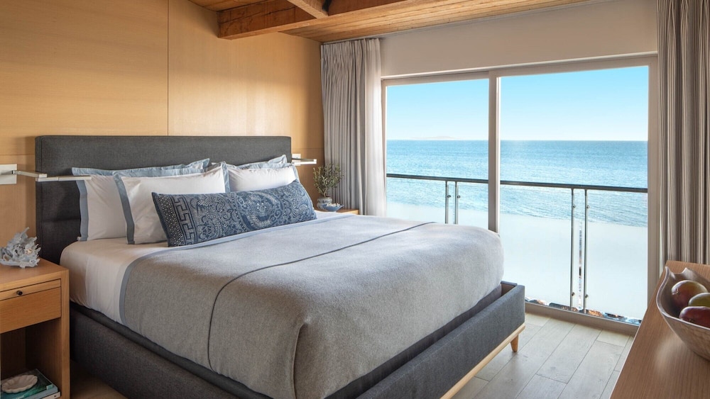 JUNIOR SUITE, KING BED, OCEAN FRONT, BALCONY
