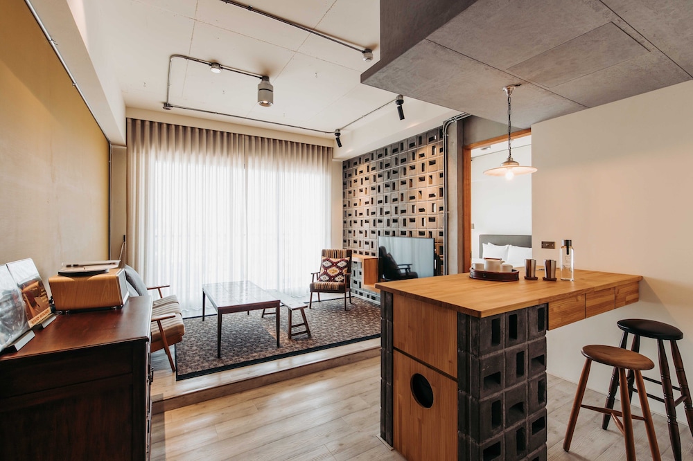 U I J Hotel Hostel 26/41