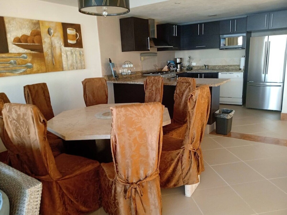 Grand Venetian Condominium 42/50
