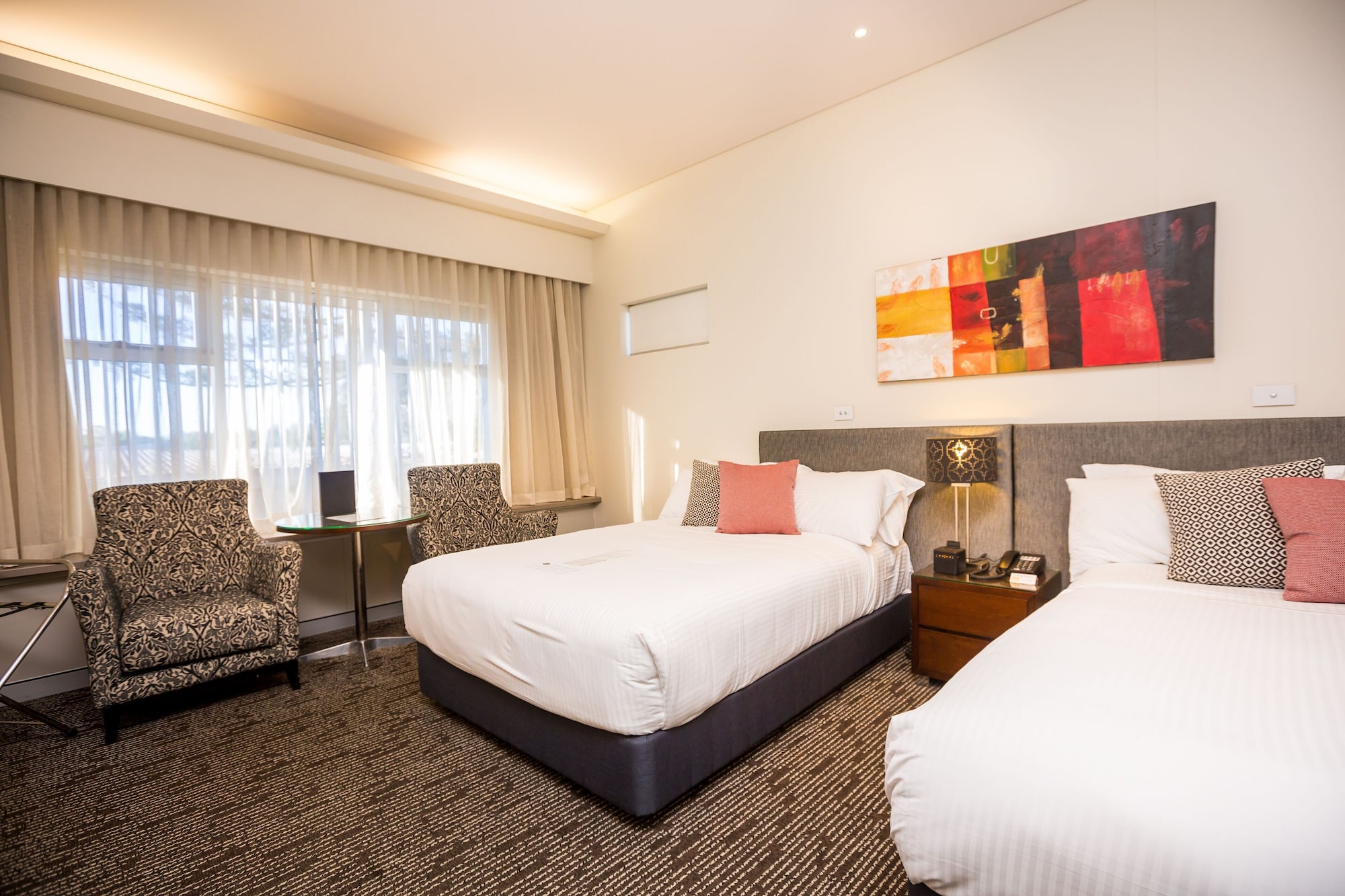 EXECUTIVE, SUITE, TWIN BEDS