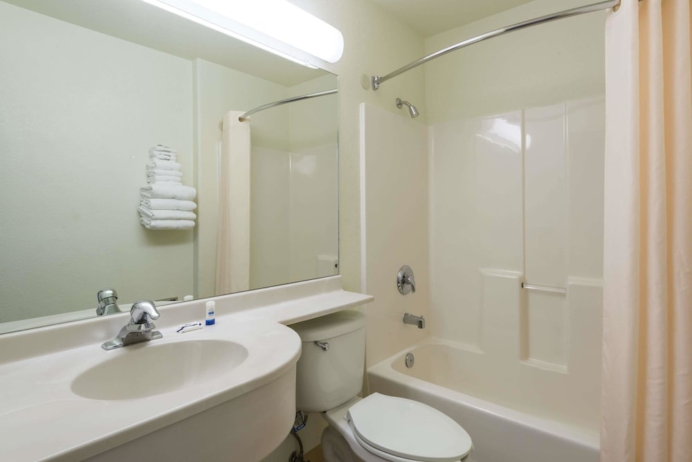 Microtel Inn & Suites by Wyndham Pueblo 11/29