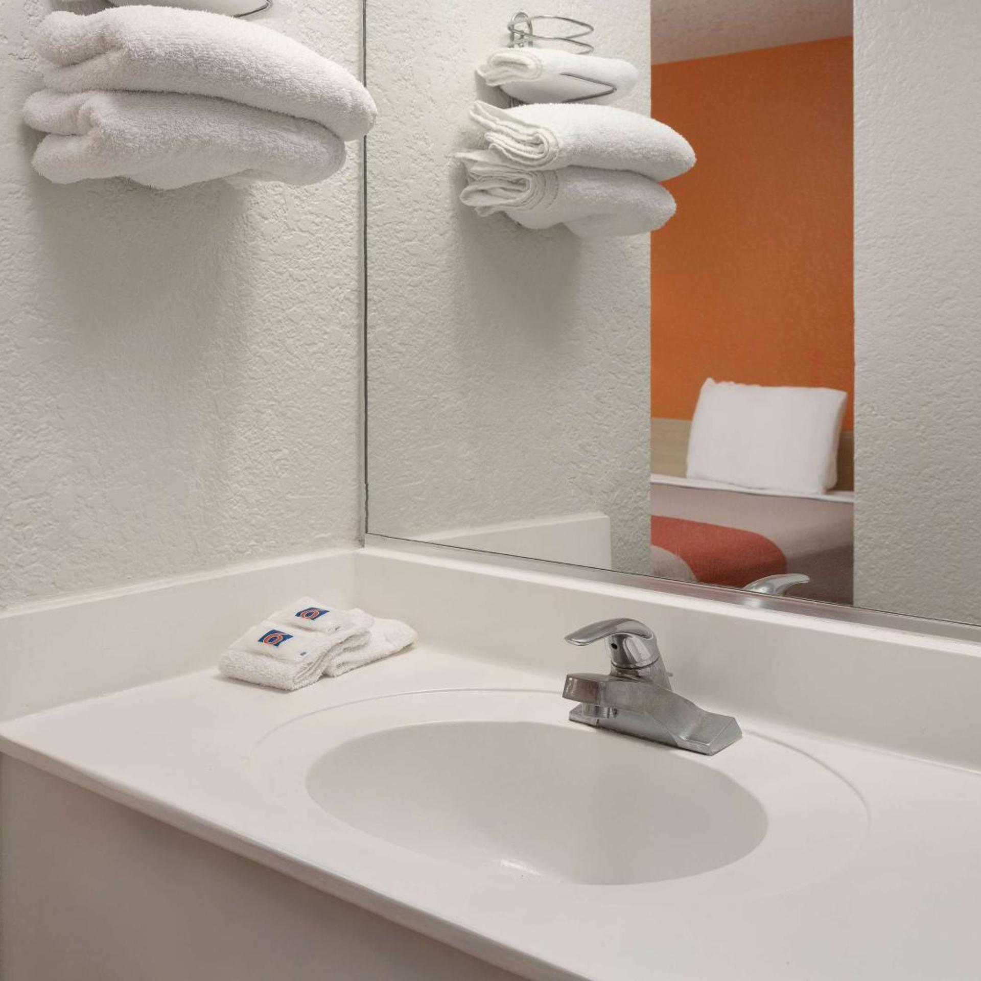 Premium, Quadruple, Motel6 Buena Park, CA - Knotts Berry Farm - Disneyland 7/7