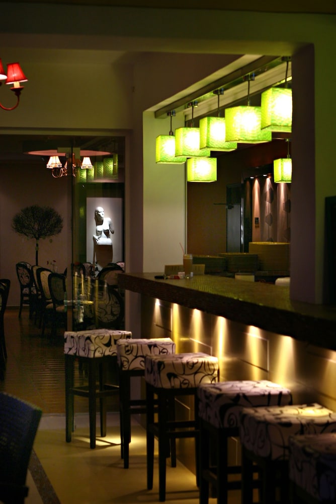 Ionis Art Hotel 48/51