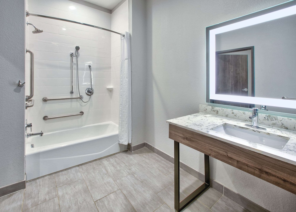 La Quinta Inn & Suites by Wyndham Dallas/Fairpark 20/40