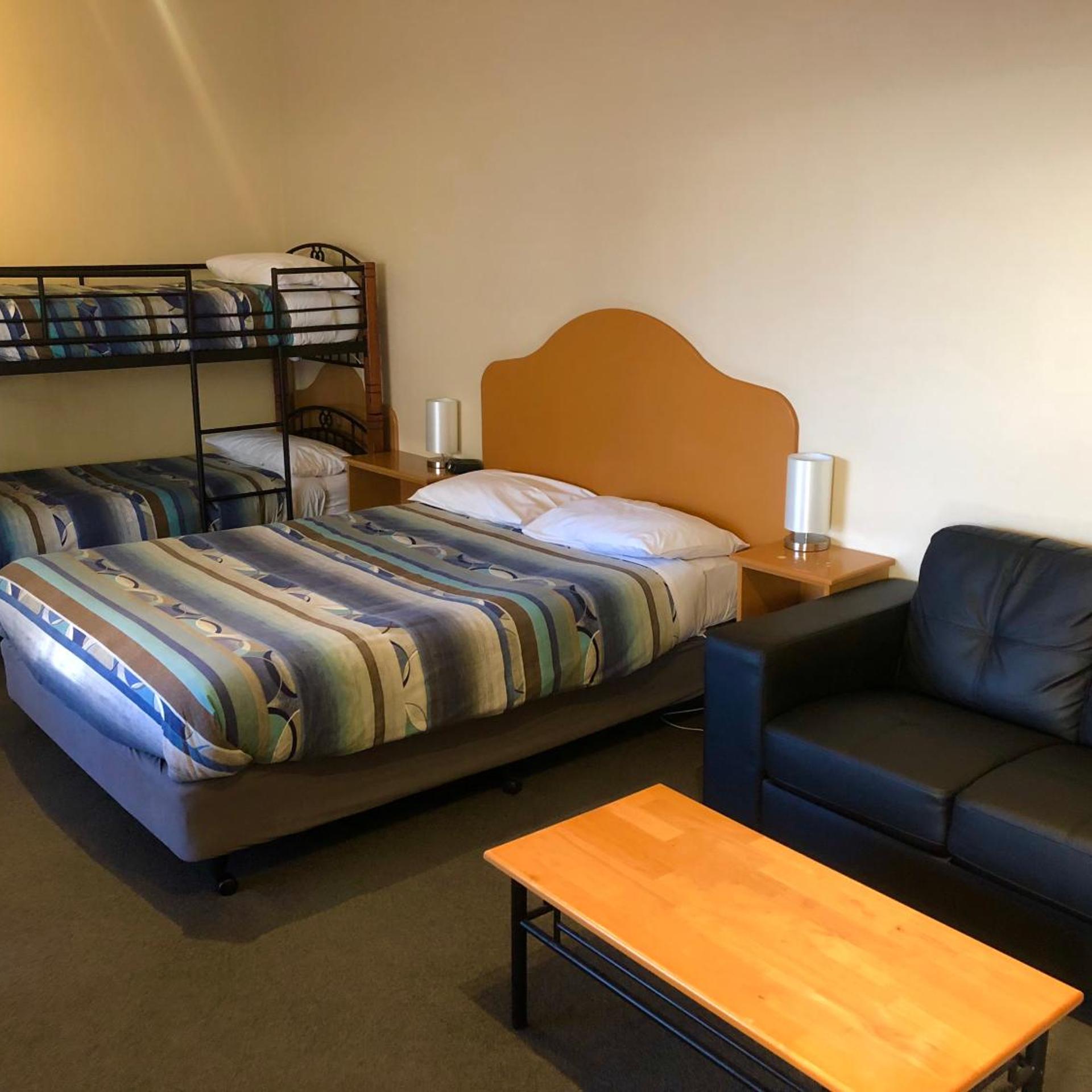 SHEFFIELD MOTOR INN 17/43