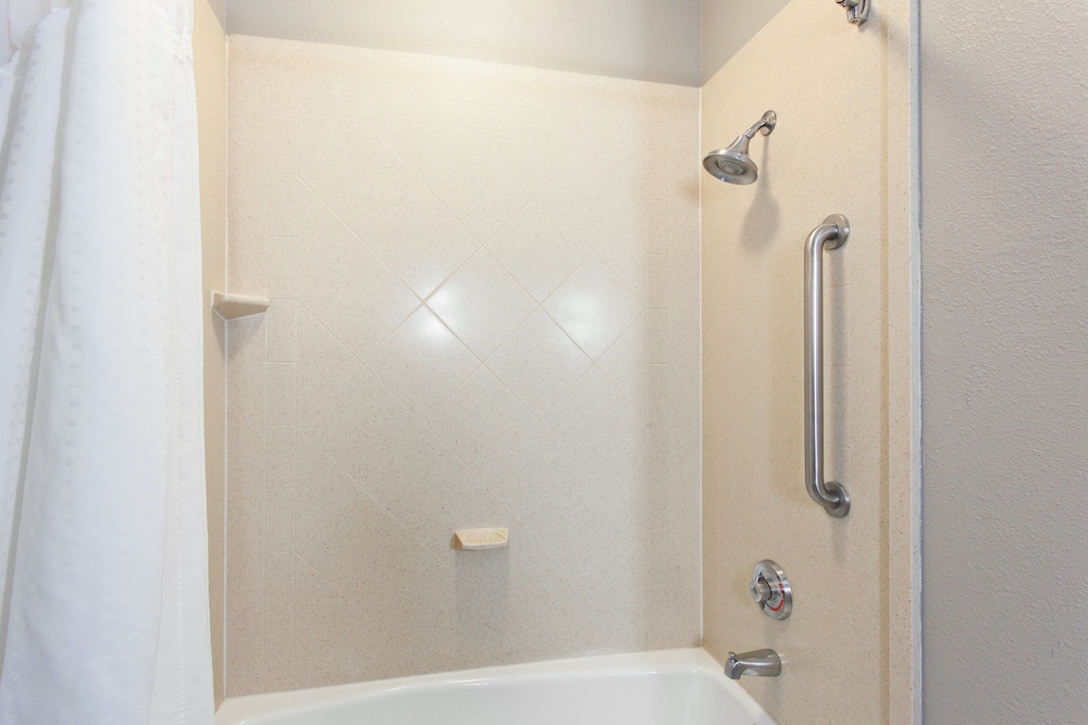 جناح بسريرين كوين، Holiday Inn Express Hotel & Suites Wharton 4/4